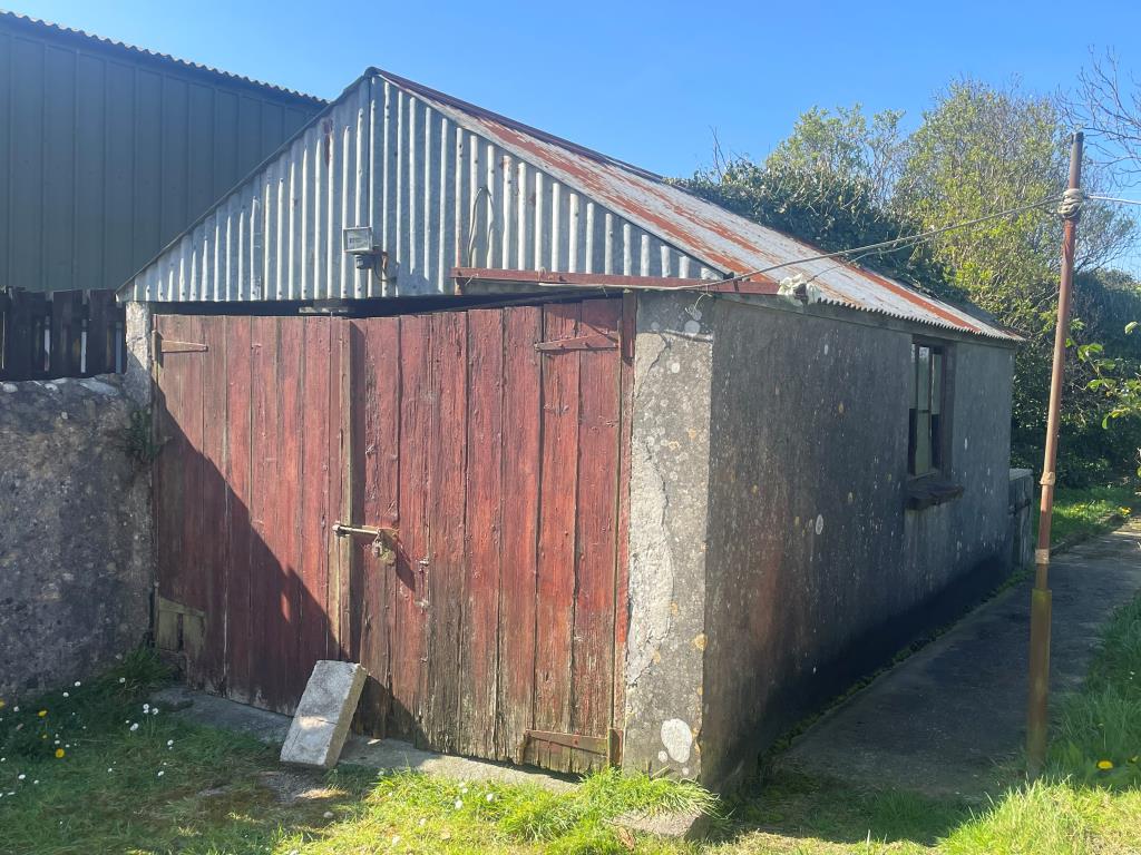 Lot: 23 - TERRACED HOUSE WITH ADDITIONAL ONE-BEDROOM DWELLING, GARAGE, OUTBUILDING AND LARGE GARDEN SPACE - single garage